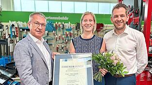 Würdigung des 40-jährigen unternehmerischen Engagements: Monika Würz bekam am Mittwoch von IHK-Geschäftsstellenleiter Richard Brunner (links) und Franz Breu, Vorstandsmitglied des IHK-Gremiums, die Ehrenurkunde überreicht.