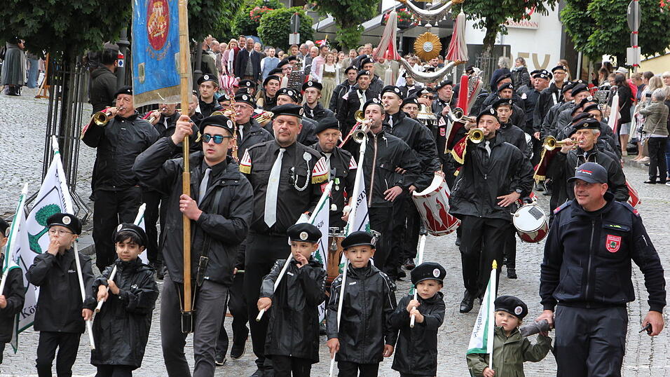 Das war der Bierzelteinzug beim Bad Kötztinger Pfingstvolksfest 2025. Das war der Bierzelteinzug beim Bad Kötztinger Pfingstvolksfest 2025.
