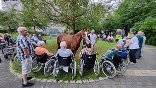 Viele Bewohner zeigten sich interessiert an „Spotty“ und wollten ihn einmal streicheln.