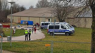 Die Polizei &uuml;berpr&uuml;fte, ob sich Personen widerrechtlich in der Unterkunft aufhalten.