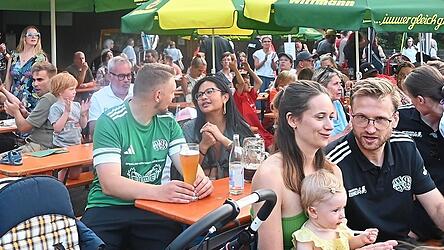 Die Biertische auf dem Tiefenbacher Sportgel&auml;nde waren das Wochenende &uuml;ber gut besetzt.