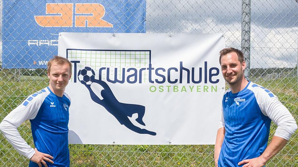 Michael (links) und Stefan Riederer wollen mit ihrer Torwartschule ihr Wissen an Kinder weitergeben.