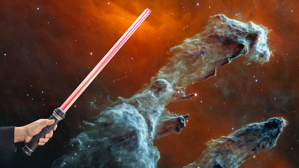 Ein leuchtendes Laserschwert ist ein Hingucker, das definitiv. Aber unser Universum hat seinen ganz eigenen Zauber, den zum Beispiel das James-Webb-Weltraumteleskop immer wieder einfängt. Hier im Foto die „Säulen der Schöpfung“, eine Szene im etwa 6500 Lichtjahre entfernten Adlernebel. Ein leuchtendes Laserschwert ist ein Hingucker, das definitiv. Aber unser Universum hat seinen ganz eigenen Zauber, den zum Beispiel das James-Webb-Weltraumteleskop immer wieder einfängt. Hier im Foto die „Säulen der Schöpfung“, eine Szene im etwa 6500 Lichtjahre entfernten Adlernebel.