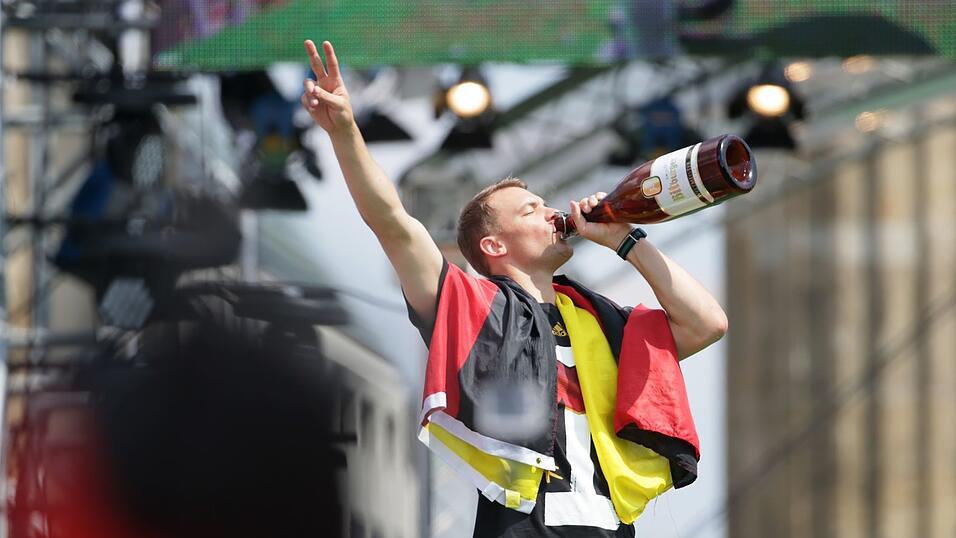 2014 feiert Manuel Neuer mit dem DFB-Team den WM-Sieg in Berlin. (Archivbild)