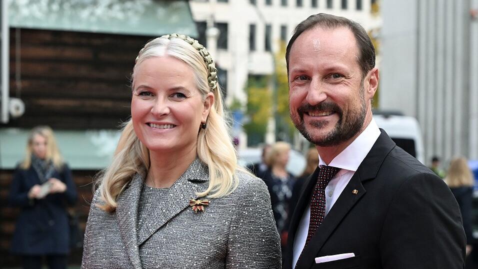 Kronprinz Haakon und Kronprinzessin Mette-Marit halten seit 25 Jahren fest zusammen. (Archivbild) Kronprinz Haakon und Kronprinzessin Mette-Marit halten seit 25 Jahren fest zusammen. (Archivbild)