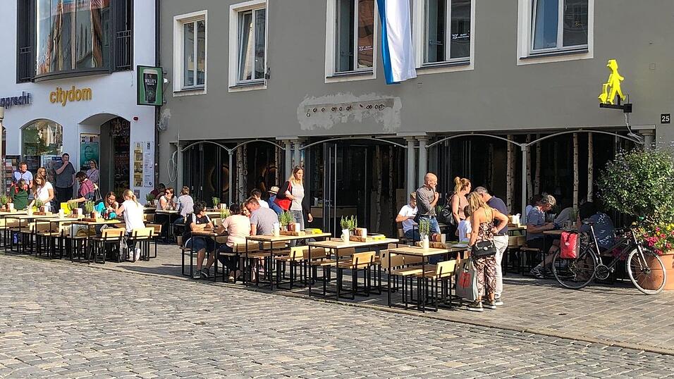 Die ersten G&auml;ste sitzen schon auf den B&auml;nken beim 'Hans im Gl&uuml;ck' in Straubing und genie&szlig;en den ersten Burger.