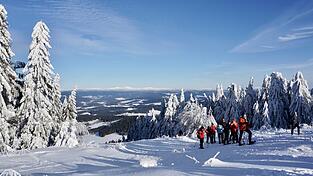 Sankt Englmar war schon vor 100 Jahren das Ziel von Wintersportlern. Diese Gruppe mit Schneeschuhen ist allerdings aus neuerer Zeit.