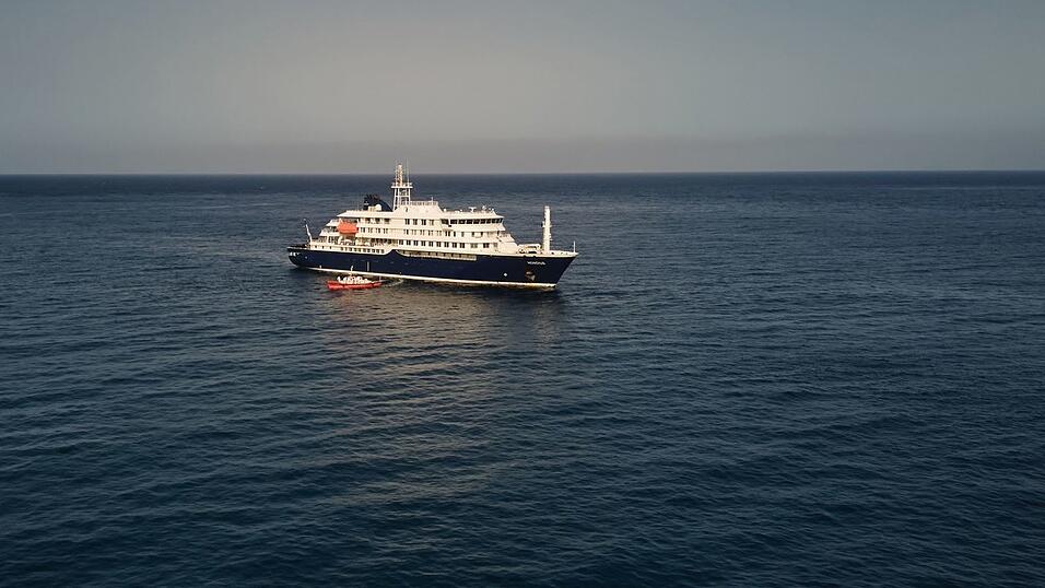 Die MV Hondius liegt vor den Kapverden im Atalantik vor Anker.