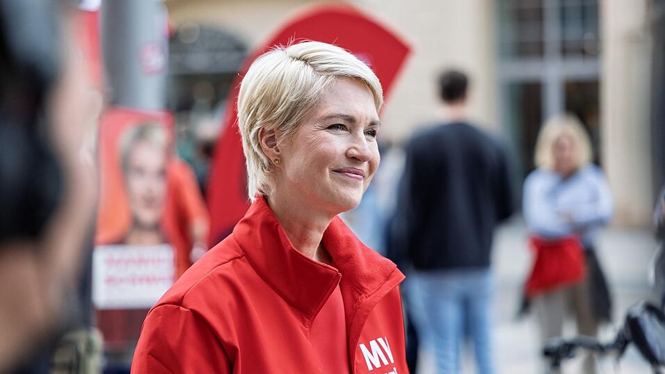 Die CDU muss fürchten, im Duell von SPD-Ministerpräsidentin Manuela Schwesig mit der AfD auf der Strecke zu bleiben. Die CDU muss fürchten, im Duell von SPD-Ministerpräsidentin Manuela Schwesig mit der AfD auf der Strecke zu bleiben.