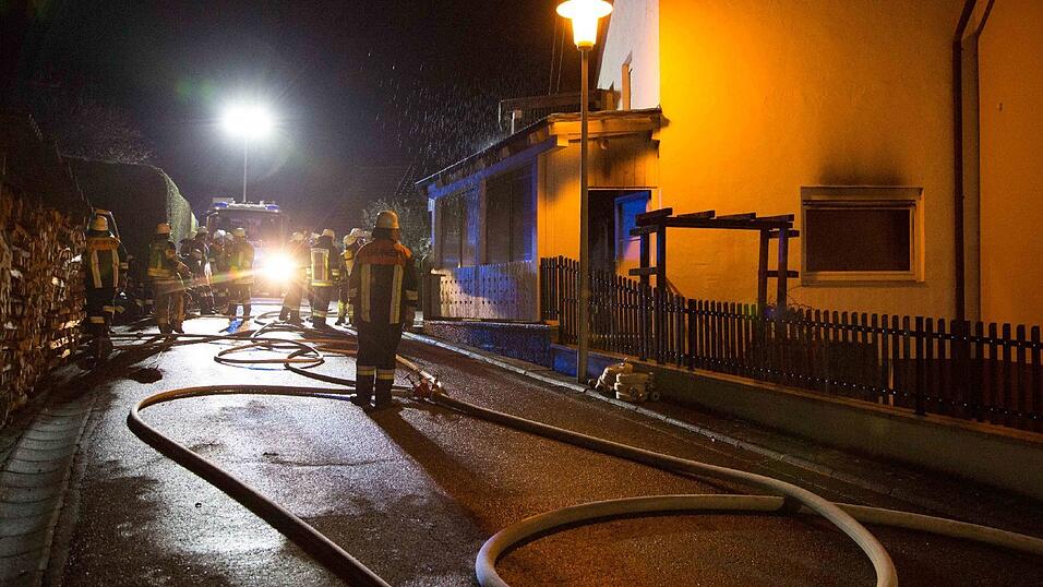 Bei einem Brand in Moosthenning im Landkreis Dingolfing-Landau wurde eine 91-J&auml;hrige lebensgef&auml;hrlich verletzt.