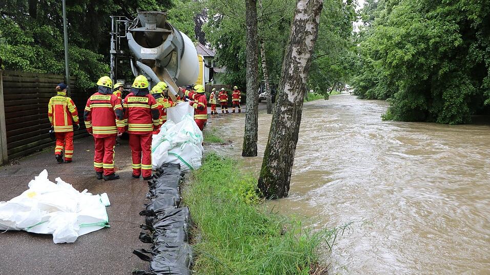 Vor dem Hochwasser nicht zu halten war einmal mehr der Promenadenweg, wo gleich mittels eines Betonmischers die gro&szlig;en Sands&auml;cke abgef&uuml;llt wurden.