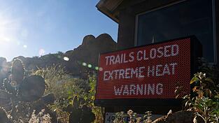 Wegen Hitze geschlossen: Im US-Bundesstaat Arizona klettern die Temperaturen auf Rekordwerte, die Menschen und Tieren schnell zu schaffen machen kann.