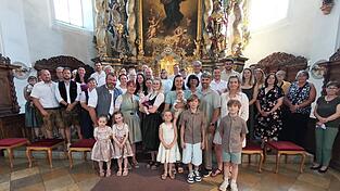 Die T&auml;uflinge zusammen mit ihren Eltern, Paten, verwandten und Diakon Thomas Bauer sowie den Ministranten nach der Taufe.