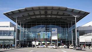 Der Kläger war 2024 an einem Stand auf einer Freizeitmesse in München gestürzt. (Archivbild) Der Kläger war 2024 an einem Stand auf einer Freizeitmesse in München gestürzt. (Archivbild)