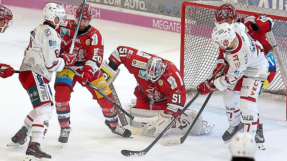 Im Auftaktspiel gegen Regensburg hatte die Deggendorfer Defensive so manches Mal Schwerstarbeit zu verrichten. Im Auftaktspiel gegen Regensburg hatte die Deggendorfer Defensive so manches Mal Schwerstarbeit zu verrichten.