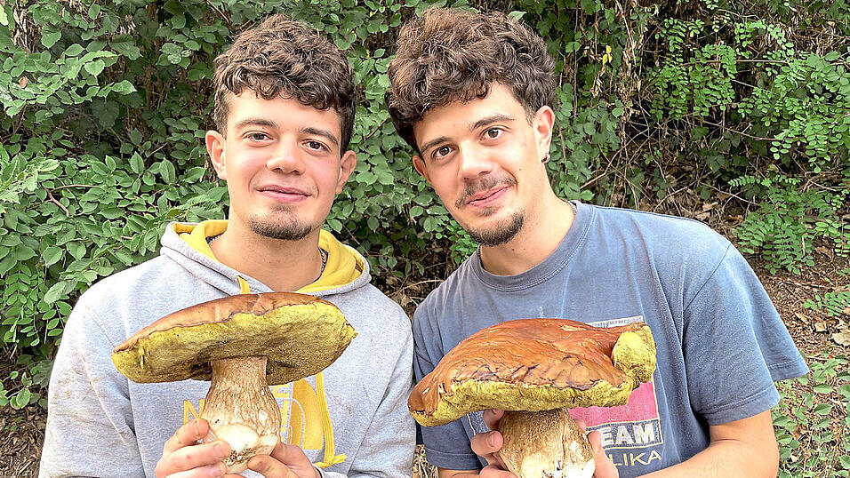 Die glücklichen Finder Emanuele (l.) und Eros Polghi mit ihrer Beute Foto: Bernd Moosburner Die glücklichen Finder Emanuele (l.) und Eros Polghi mit ihrer Beute Foto: Bernd Moosburner