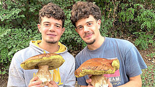 Die gl&uuml;cklichen Finder Emanuele (l.) und Eros Polghi mit ihrer Beute Foto: Bernd Moosburner