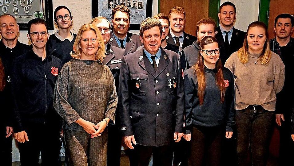 23 Angeh&ouml;rige der Freiwilligen Feuerwehr Ober- und Niederhummel wurden f&uuml;r ihren Einsatz bei der Flutkatastrophe 2024 mit einer Anstecknadel des Bayrischen Ministerpr&auml;sidenten und des Staatsministers des Inneren, f&uuml;r Sport und Integration ausgezeichnet (Kasten). Nicht alle konnten sie pers&ouml;nlich in Empfang nehmen. B&uuml;rgermeisterin Susanne Hoyer und Kommandant Gerhard Kiermeier (r.) gratulierten.