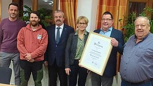 Christian Holzapfel mit Gattin Birgit, Bürgermeister Aumeier seinen beiden Stellvertretern sowie Geschäftsleiter Markus Schreiner (l.). Christian Holzapfel mit Gattin Birgit, Bürgermeister Aumeier seinen beiden Stellvertretern sowie Geschäftsleiter Markus Schreiner (l.).