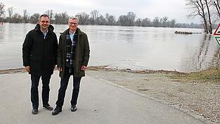 Hoffen, dass noch heuer mit den Arbeiten f&uuml;r den Hochwasserschutz zwischen Deggendorf und Vilshofen begonnen werden kann: die Landr&auml;te Bernd Sibler (Deggendorf, r.) und Raimund Kneidinger (Passau).