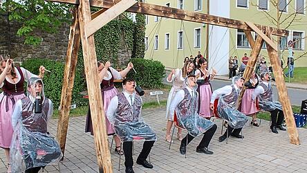 Die Festdamen versorgten die Mitglieder des Festausschusses als &bdquo;Marionettenspielerinnen&ldquo; mit Bier.