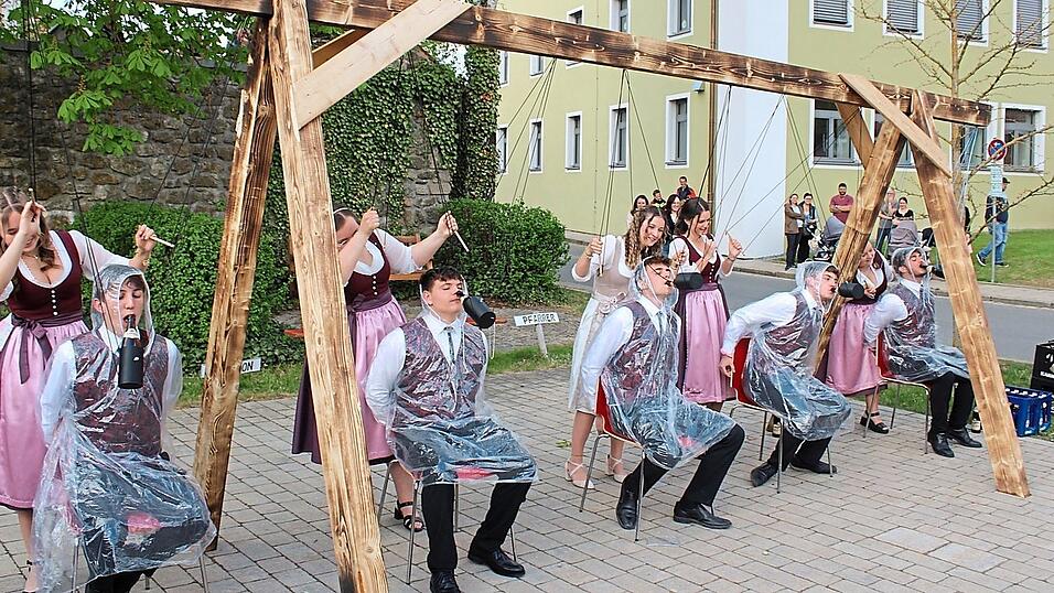 Die Festdamen versorgten die Mitglieder des Festausschusses als &bdquo;Marionettenspielerinnen&ldquo; mit Bier.