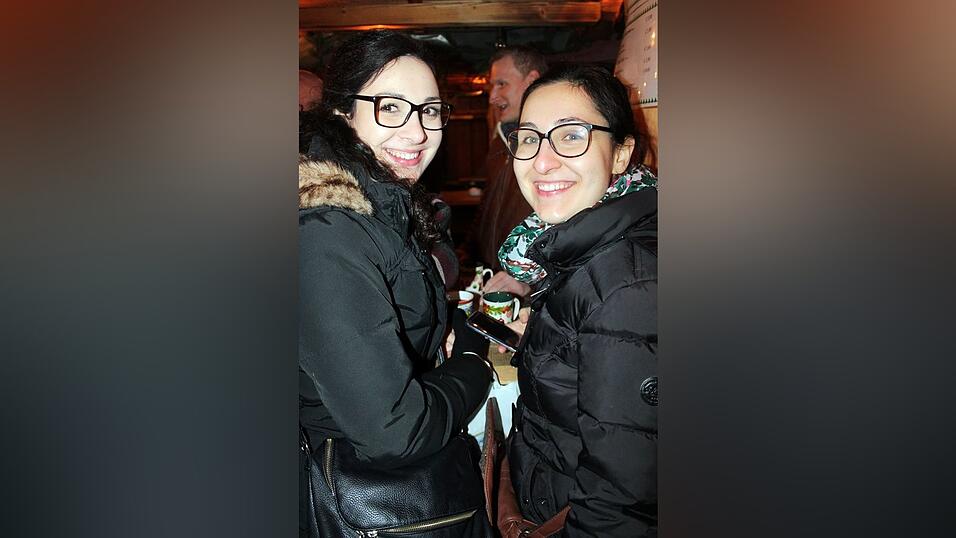 Seit einigen Jahren gehört auch die Weihnachtspyramide am Bischof-Sailer-Platz zur festen Institution zur Weihnachtszeit in Landshut, und ist vor allem bei der jüngeren Generation sehr beliebt. Seit einigen Jahren gehört auch die Weihnachtspyramide am Bischof-Sailer-Platz zur festen Institution zur Weihnachtszeit in Landshut, und ist vor allem bei der jüngeren Generation sehr beliebt.