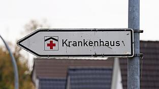 Ein Hinweisschild mit der Aufschrift 'Krankenhaus' weist den Weg zur Klinik.