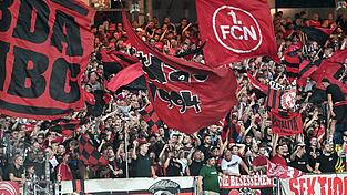 Fans des 1. FC Nürnberg feiern im Max-Morlock-Stadion. (Archivfoto) Fans des 1. FC Nürnberg feiern im Max-Morlock-Stadion. (Archivfoto)