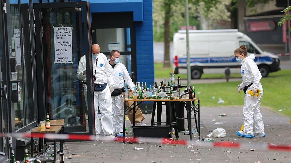 Spurensicherung am Tatort vor einer Bar. (Archivbild)