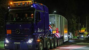 Mit etwa 100 Fahrzeugen hat sich der Konvoi in Bewegung gesetzt.