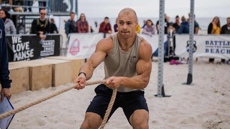 Max Hinkofer bei Battle the Beach, hier beim Seilziehen.
