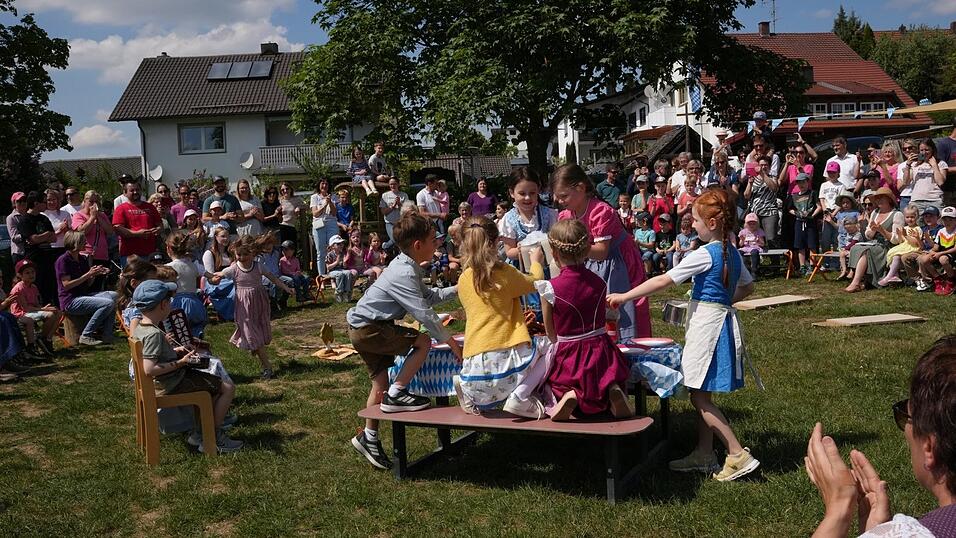 Die Kinder und ihre Familien feierten das Maifest mit viel Musik und Freude.
