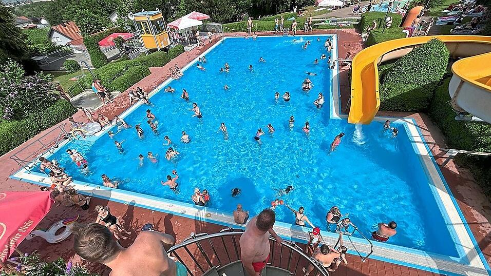 Während der heißen Sommertage suchten zahlreiche große und kleine Wasserratten im Familienfreibad Forsthart Zuflucht vor der tropischen Hitze. Während der heißen Sommertage suchten zahlreiche große und kleine Wasserratten im Familienfreibad Forsthart Zuflucht vor der tropischen Hitze.