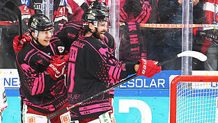 Die Reihe um Tobias Schwarz (links), Marc-Olivier Roy (rechts) und Trevor Gooch war bockstark und der Erfolgsgarant für den EV Landshut. Die Reihe um Tobias Schwarz (links), Marc-Olivier Roy (rechts) und Trevor Gooch war bockstark und der Erfolgsgarant für den EV Landshut.