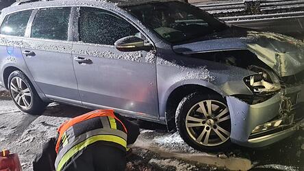 L&auml;uft da noch was aus? Ein Feuerwehrler schaute unter das Unfallauto.