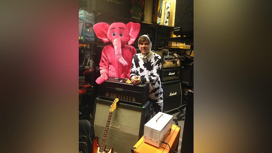 Verkleidet als pinker Elefant und Kuh haben die Jungs mal einen Verst&auml;rker gekauft. (Foto: privat)