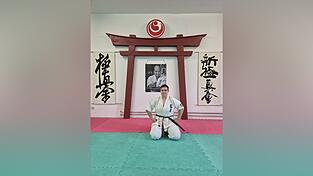 Diese Haltung ist Bestandteil der Anfangszeremonie. Hinter Andrea Adam ist Sosai Mas Oyama zu sehen - der Begründer von Kyokushin-Karate. Diese Haltung ist Bestandteil der Anfangszeremonie. Hinter Andrea Adam ist Sosai Mas Oyama zu sehen - der Begründer von Kyokushin-Karate.