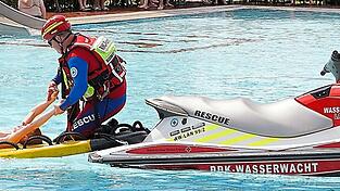 Nur eine Vorführung: Werner Gerl von der Wasserwach zieht 'Opfer' Tim Renner auf das Rescue Water Craft.