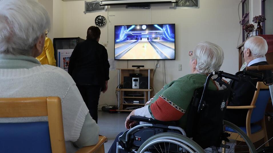 Nacheinander konnten die Altenheimbewohner das digitale Bowlen austesten und zeigten sich begeistert. Nacheinander konnten die Altenheimbewohner das digitale Bowlen austesten und zeigten sich begeistert.