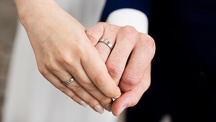 Verheiratete Paare, bei denen die beiden Partner unterschiedlich viel verdienen, k&ouml;nnen vom Ehegattensplitting profitieren. (Symbolfoto)