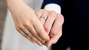 Verheiratete Paare, bei denen die beiden Partner unterschiedlich viel verdienen, können vom Ehegattensplitting profitieren. (Symbolfoto) Verheiratete Paare, bei denen die beiden Partner unterschiedlich viel verdienen, können vom Ehegattensplitting profitieren. (Symbolfoto)