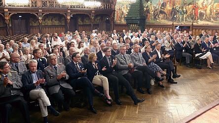 Zum Festakt in den Rathausprunksaal kam auch viel (Polit-)Prominenz aus Stadt und Landkreis, um den Veteranen ihre Anerkennung auszudr&uuml;cken.