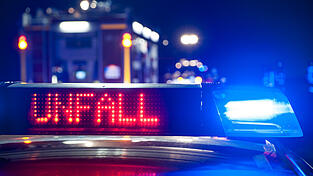 Schwerer Unfall in der Nacht auf Dienstag auf der Autobahn A9 bei Paunzhausen im Landkreis Freising. (Symbolbild) Schwerer Unfall in der Nacht auf Dienstag auf der Autobahn A9 bei Paunzhausen im Landkreis Freising. (Symbolbild)