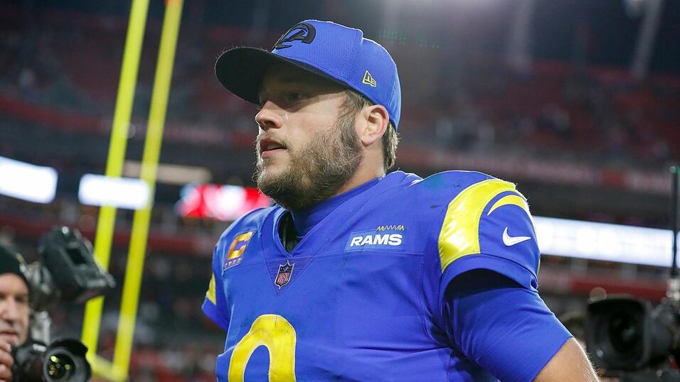 Matthew Stafford: Auch der Spielmacher der Rams ist entsprechend seiner Position der natürliche Kandidat für die zentrale Rolle bei einem Erfolg seiner Mannschaft. Nach zwölf Jahren bei den Detroit Lions ohne einen einzigen Sieg in den Playoffs hat Stafford in seiner ersten Saison bei den Rams unter Beweis gestellt, dass er auch mit dem Druck eines K.o.-Spiels umgehen und eine Mannschaft führen kann. Vermeidet er Fehlpässe, die er sich immer mal wieder erlaubt, sind die Rams nur schwer zu schlagen - und er wohl ein strahlender Sieger. Matthew Stafford: Auch der Spielmacher der Rams ist entsprechend seiner Position der natürliche Kandidat für die zentrale Rolle bei einem Erfolg seiner Mannschaft. Nach zwölf Jahren bei den Detroit Lions ohne einen einzigen Sieg in den Playoffs hat Stafford in seiner ersten Saison bei den Rams unter Beweis gestellt, dass er auch mit dem Druck eines K.o.-Spiels umgehen und eine Mannschaft führen kann. Vermeidet er Fehlpässe, die er sich immer mal wieder erlaubt, sind die Rams nur schwer zu schlagen - und er wohl ein strahlender Sieger.