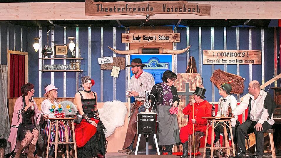 Als Sheriff Pässreider (Tobias Paßreiter, Mitte) das Telegramm über die Ankunft des A-Män verliest, ist die Outdoor-Thermomix-Party für (von links) Saloongirl Elazy (Irmgard Obermayer), Hillary (Hilde Waltl), Lady Singer (Birgit Singer), Rose (Rosi Bogner), Baker Luke (Ludwig Heuberger), Baker Kid (Bastian Bogner) und Totengräbergeselle Joe (Hans Leipold) abrupt beendet.