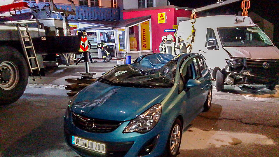 Ein Transporter stürzte am Freitagabend in Bernried eine Böschung hinunter. Ein Transporter stürzte am Freitagabend in Bernried eine Böschung hinunter.