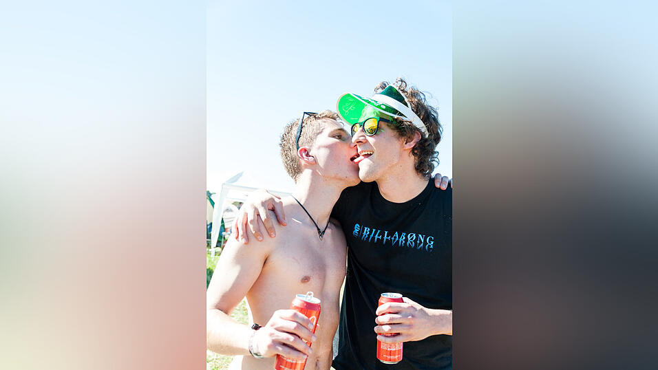 Ein Streifzug durch das Campinggelände: Trotz heißer Temperaturen sind die Festivalbesucher bestens gelaunt. (Foto: Susanne Raith) Ein Streifzug durch das Campinggelände: Trotz heißer Temperaturen sind die Festivalbesucher bestens gelaunt. (Foto: Susanne Raith)