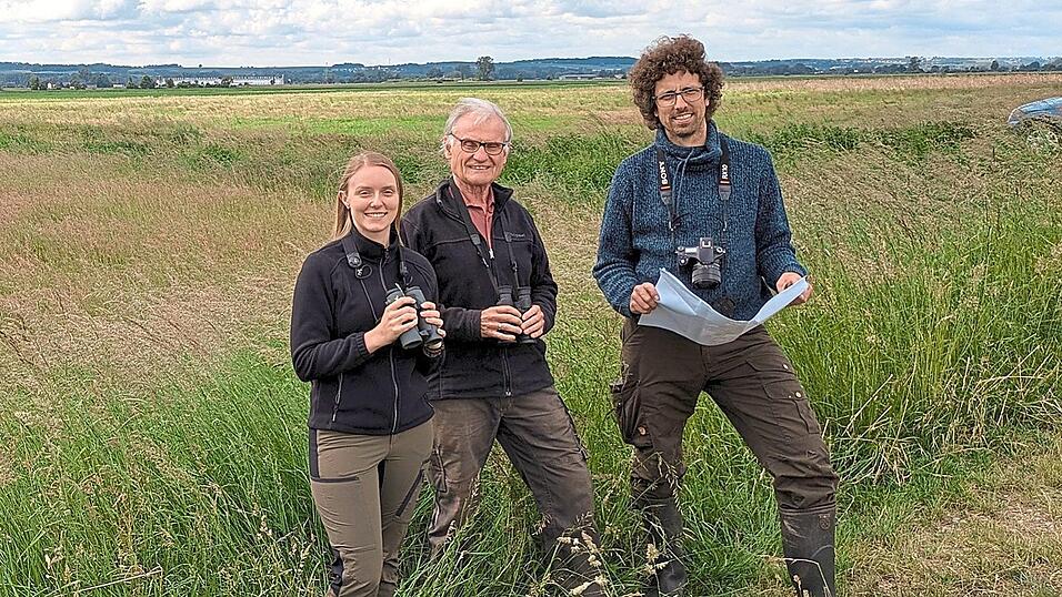 Projektleiterin Sarah David, BN-Vorsitzender Franz Meindl und Philipp Herrmann, Mitarbeiter des Landschaftspflegeverbands Dingolfing-Landau, im Wallersdorfer Moos.
