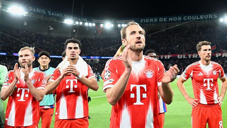 Besiegt, aber noch nicht geschlagen: Harry Kane (vorne) und Kollegen danken den mitgereisten Bayern-Fans für die Unterstützung im Parc des Princes. Besiegt, aber noch nicht geschlagen: Harry Kane (vorne) und Kollegen danken den mitgereisten Bayern-Fans für die Unterstützung im Parc des Princes.